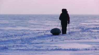 Kar çölde bir adam