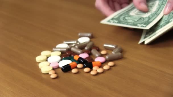 Люди платят за наркотики — стоковое видео