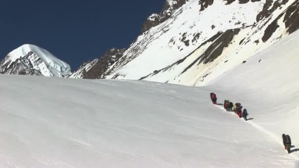 Gli scalatori salgono al passo della montagna — Video Stock