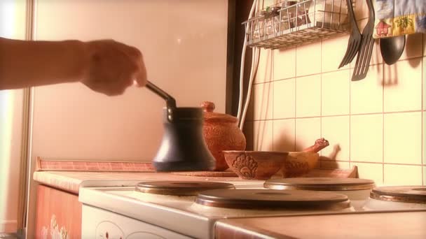 Preparación de café en Turca de Bronce Viejo — Vídeo de stock