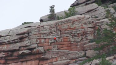 Adam en baştan iner