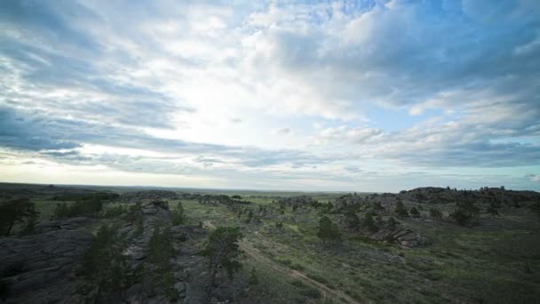 Paysage avec roche, route et nuages — Video