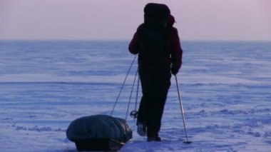 Kar çölde bir adam