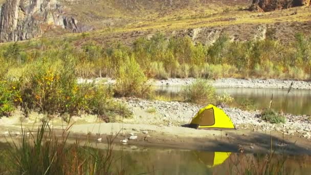 Tienda amarilla en la orilla del río otoño — Vídeos de Stock