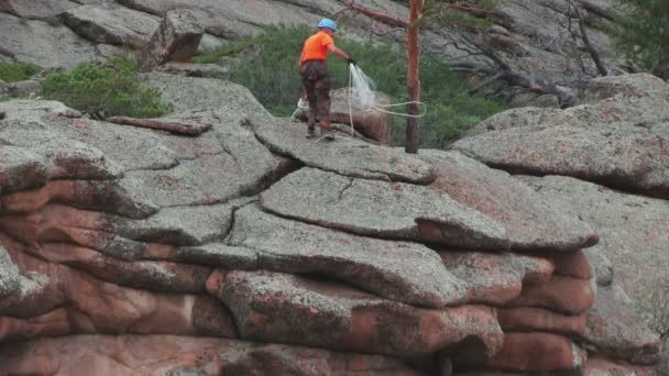 El hombre desciende de la cima — Vídeos de Stock