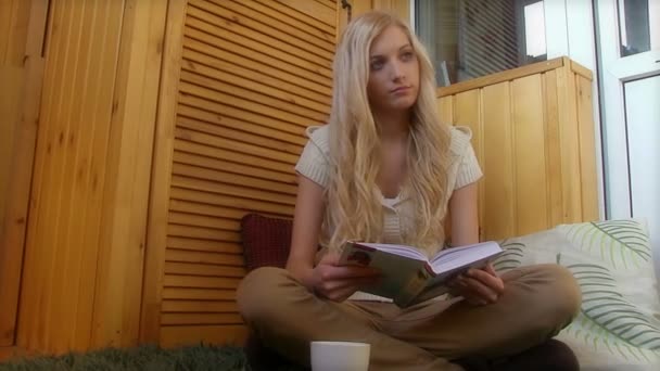 Mulher bebendo café e livro de leitura — Vídeo de Stock