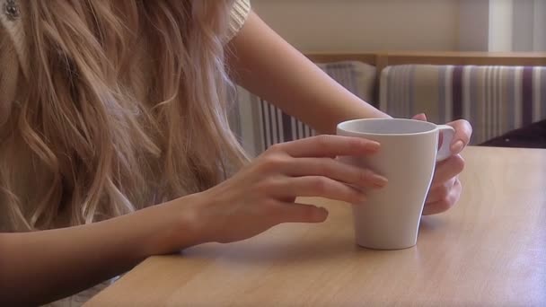 Frau trinkt Kaffee — Stockvideo