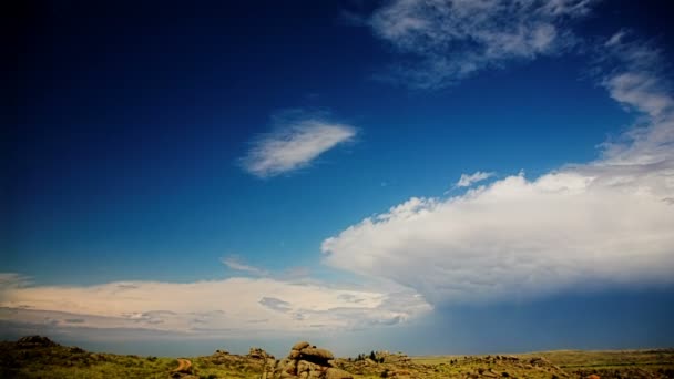 Wild landschap met rock — Stockvideo