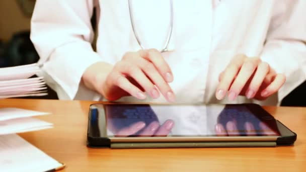 Läkare som arbetar på tablet PC — Stockvideo