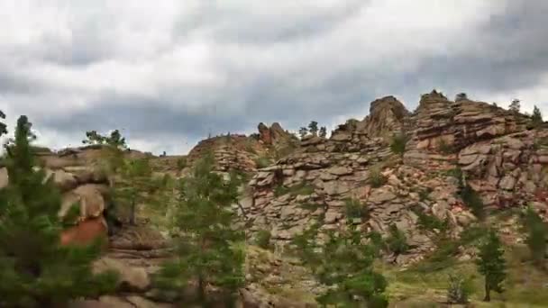 Landschaft mit Fels, Straße und Wolken — Stockvideo