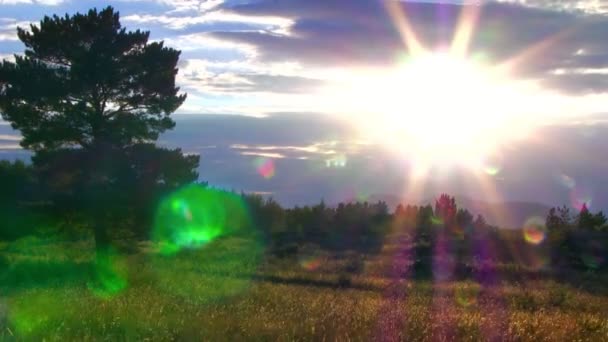 Ηλιοβασίλεμα και υπέροχη συννεφιασμένο ουρανό — Αρχείο Βίντεο