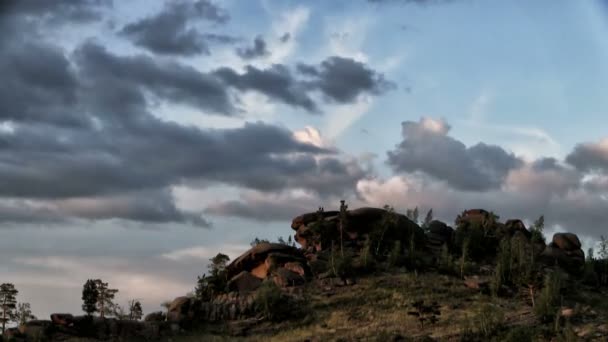 Дикий пейзаж з камінням, дорогою і хмарами — стокове відео