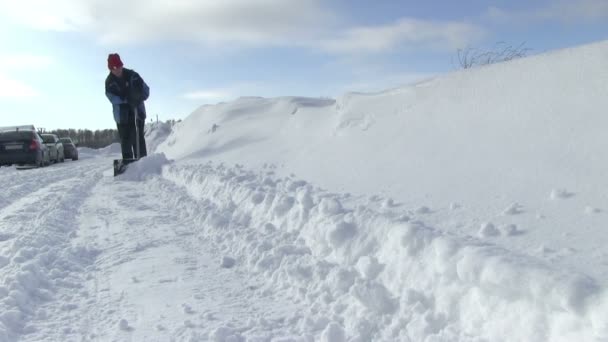 Человек, убирающий снег — стоковое видео