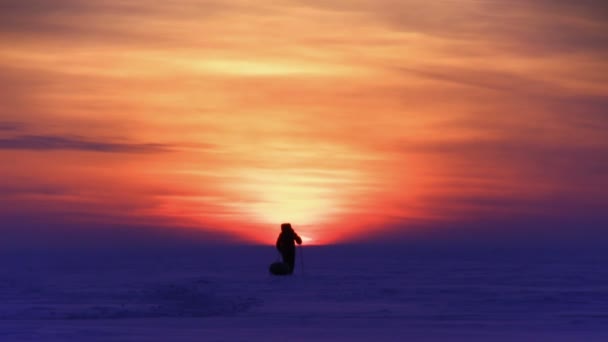 Homem no deserto de neve ao pôr do sol — Vídeo de Stock