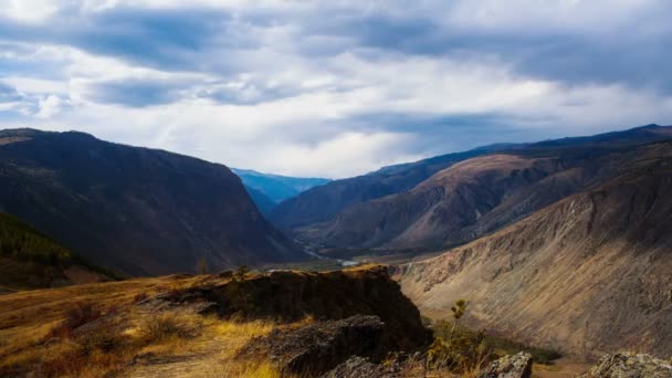 Rivière dans les montagnes et ciel nuageux — Video