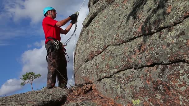 Людина, що піднімається на скелі — стокове відео