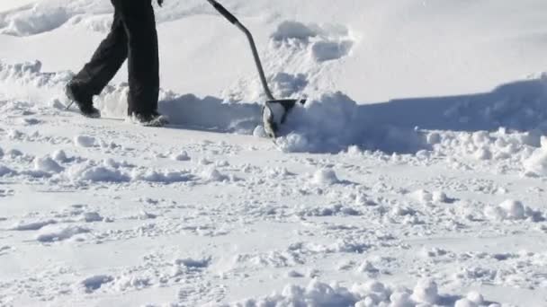 Człowiek łopatą śniegu — Wideo stockowe