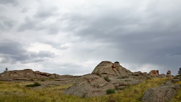 Paysage sauvage avec roche, route et nuages — Video