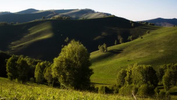 Coucher de soleil dans la vallée de montagne — Video