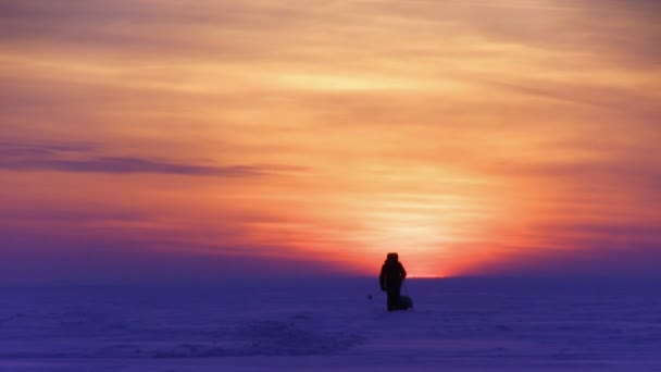 Mann in Schneewüste bei Sonnenuntergang — Stockvideo