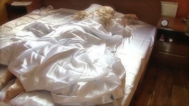 Mujer despertando en la cama — Vídeos de Stock
