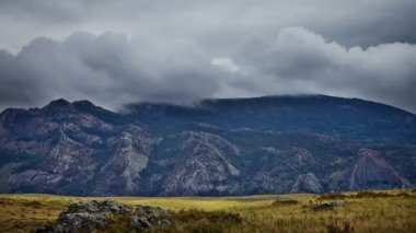 Rock, dağ ve bulutlar ile manzara