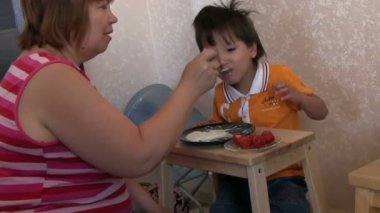 Büyükanne küçük çocuk besleme