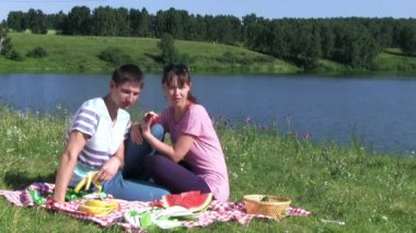 Mutlu çift piknik
