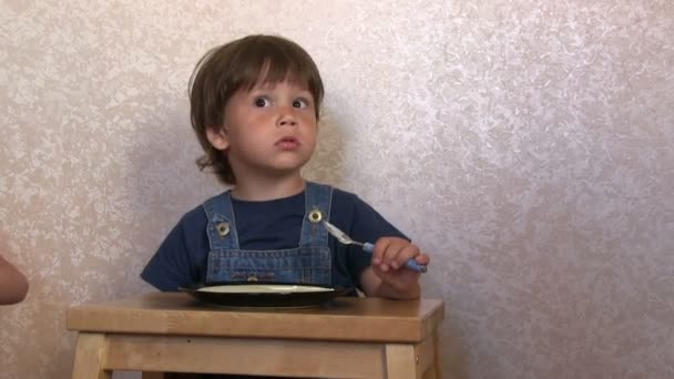 Мальчик ест кашу — стоковое видео