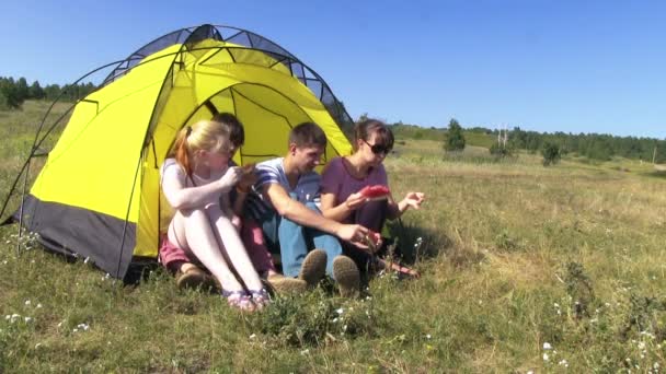 Šťastní lidé ve žlutých stanu — Stock video