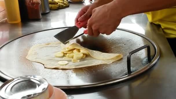 Vrouw koken pannenkoek — Stockvideo