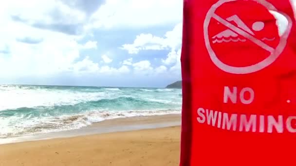 Kırmızı bayrak ile tropikal plaj — Stok video