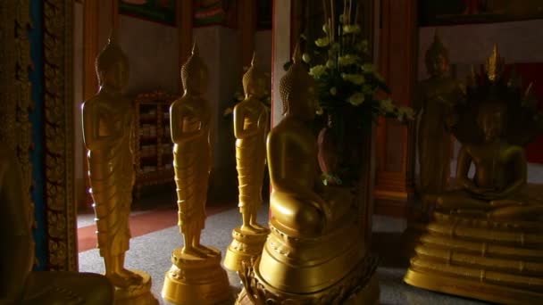 Buddha-Statuen im Kloster — Stockvideo