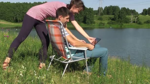 Pareja feliz con portátil — Vídeo de stock