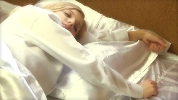 Young beauty woman waking up — Stock Video