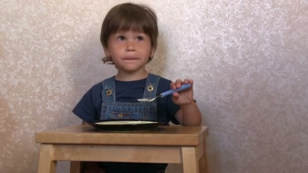 Boy eating porridge — Stock Video