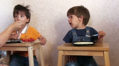 İki komik çocuğu yulaf lapası yemek
