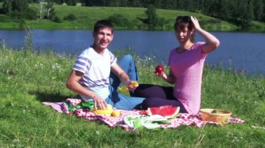 Mutlu çift piknik
