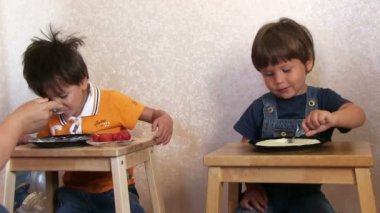 İki komik çocuğu yulaf lapası yemek