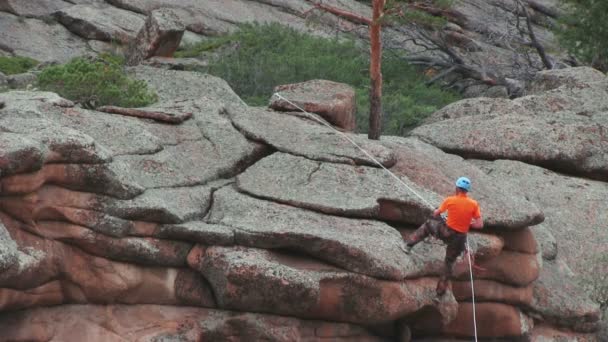 El hombre desciende de Cliff — Vídeos de Stock