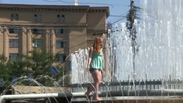 Två flickor i fontänen i Novosibirsk — Stockvideo