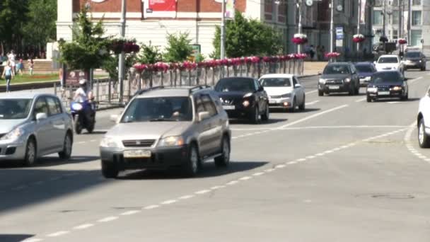 Tráfico de coches en la ciudad — Vídeo de stock