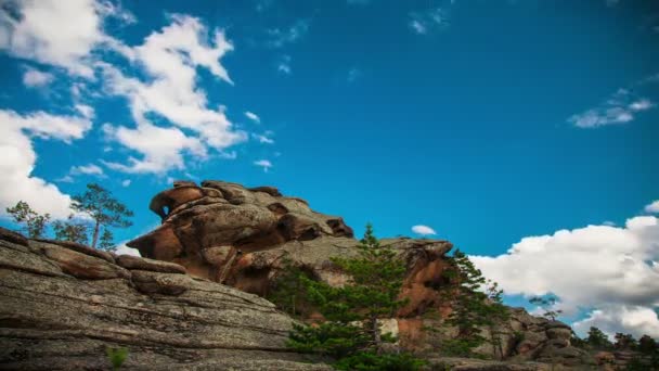 Montaña rocosa con nubes flotantes — Vídeos de Stock