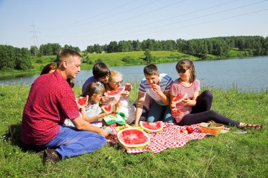 Mutlu insanlar piknik