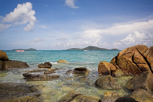 Playa tropical con piedras — Foto de Stock