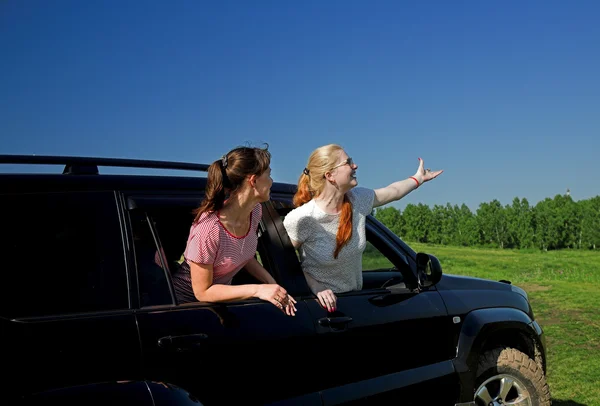 Vrouwen op zoek uit auto raam — Stockfoto