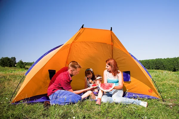 Familia feliz tienen picnic — Foto de Stock