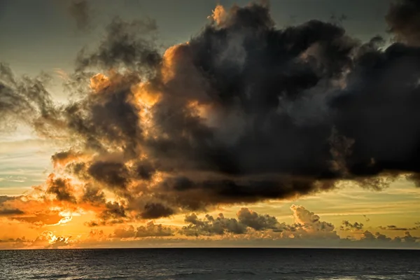 Dramatische bewolkt zonsondergang — Stockfoto