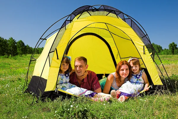 Glückliche Familie picknickt — Stockfoto