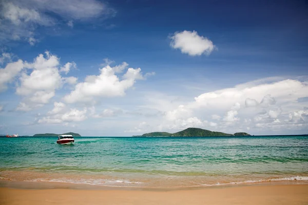 Tropical beach with  waves — Stock Photo, Image